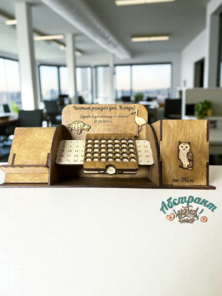 Дървен органайзер за бюро с вечен календар