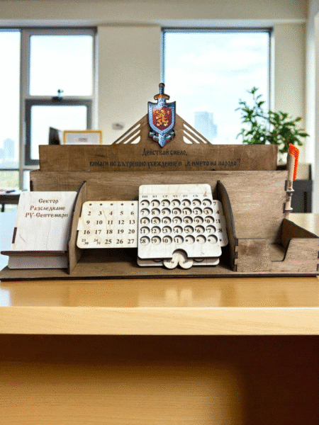 Дървен органайзер за бюро с вечен календар, поставка за телефон и отделения