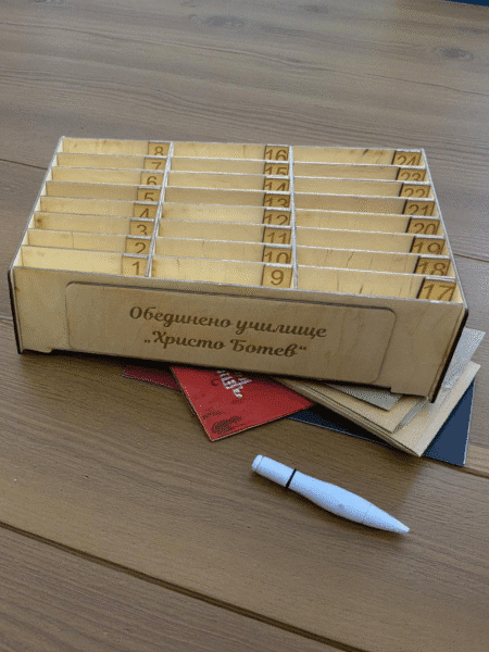 Дървен органайзер за телефони с персонализирана табелка – за класна стая