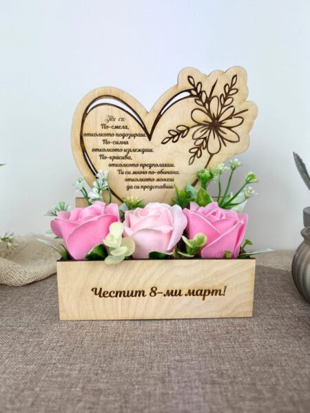 Дървена кутия „Сърце“ със сапунени рози