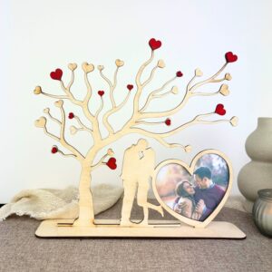 Дървена рамка със сърце и влюбена двойка – персонализиран подарък