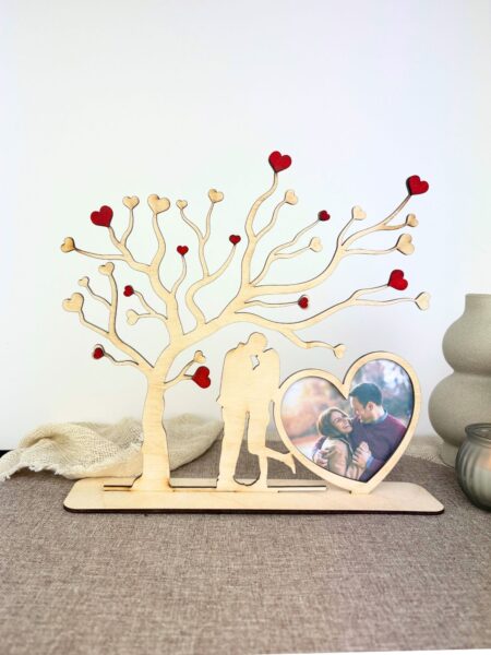 Дървена рамка със сърце и влюбена двойка – персонализиран подарък